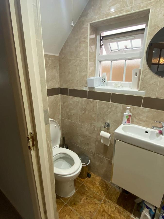 Comfortable Single Bedroom With Free On Site Parking Kingston upon Thames  Kültér fotó