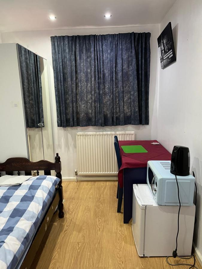Comfortable Single Bedroom With Free On Site Parking Kingston upon Thames  Kültér fotó