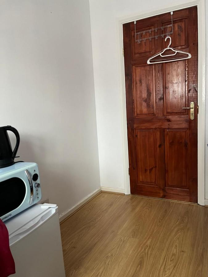 Comfortable Single Bedroom With Free On Site Parking Kingston upon Thames  Kültér fotó