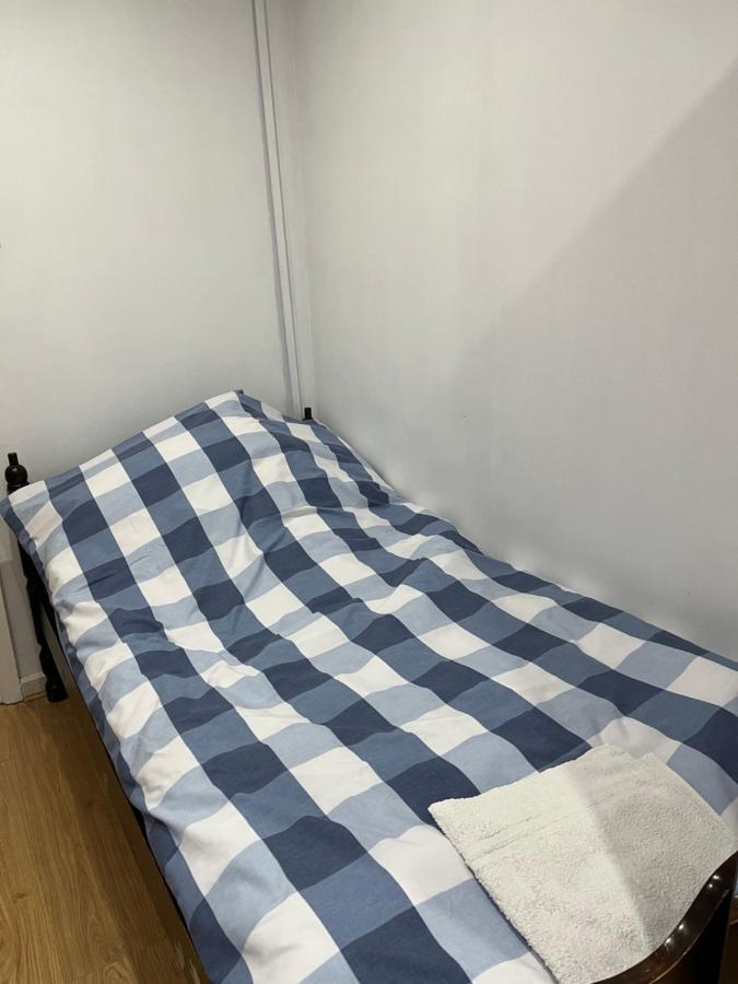Comfortable Single Bedroom With Free On Site Parking Kingston upon Thames  Kültér fotó