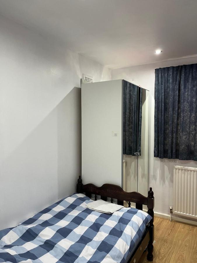 Comfortable Single Bedroom With Free On Site Parking Kingston upon Thames  Kültér fotó